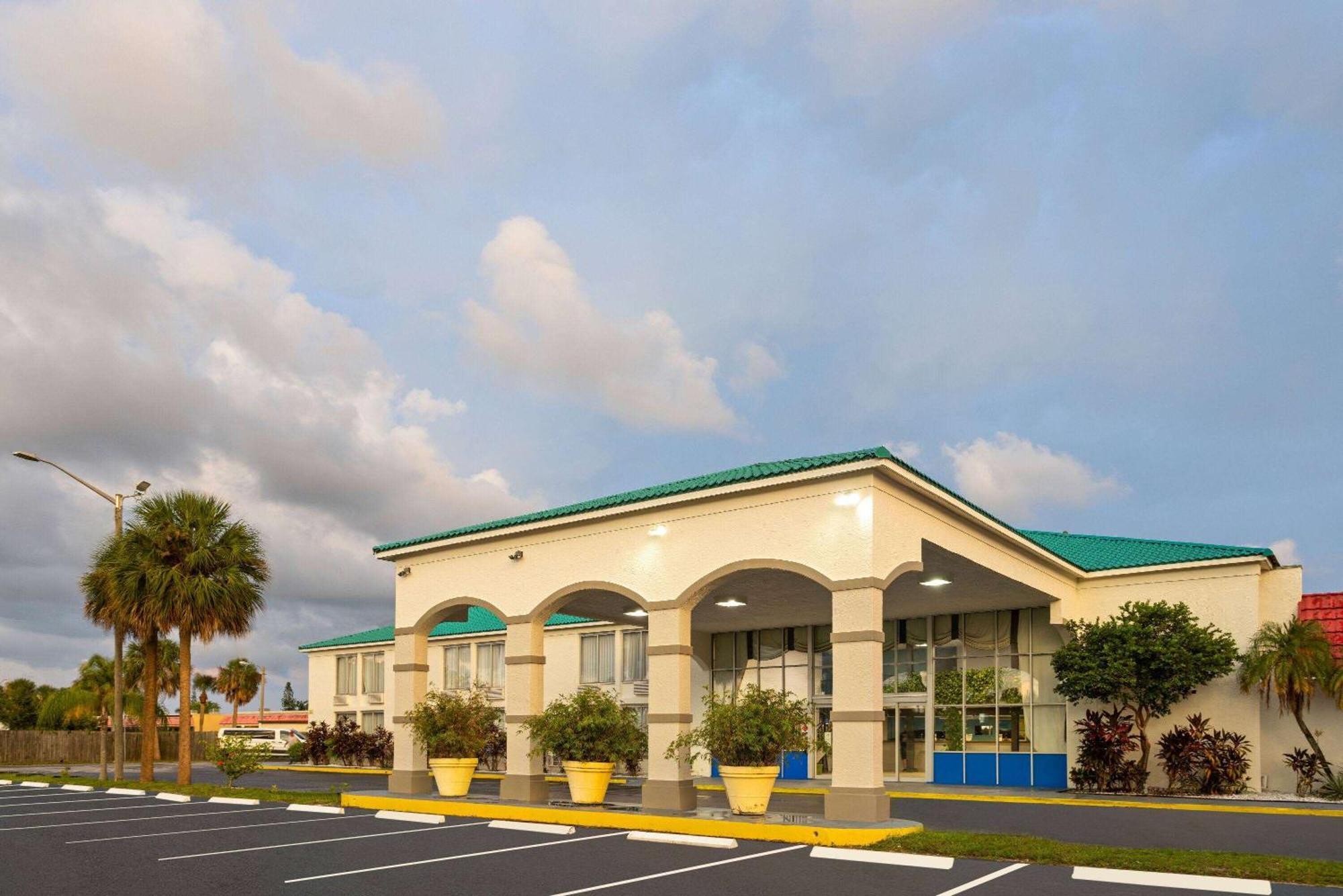 Days Inn By Wyndham Fort Pierce Midtown Exterior photo