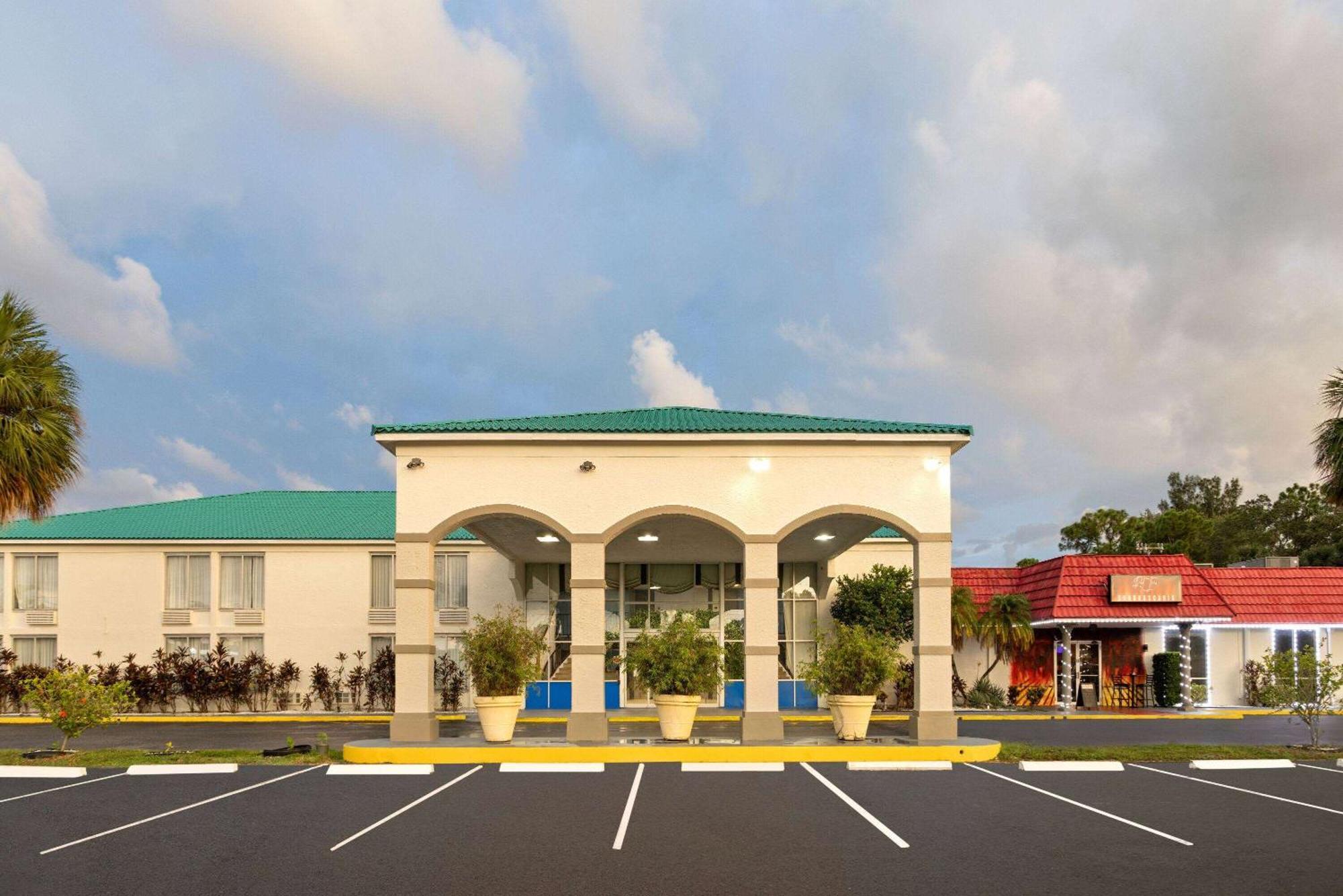 Days Inn By Wyndham Fort Pierce Midtown Exterior photo