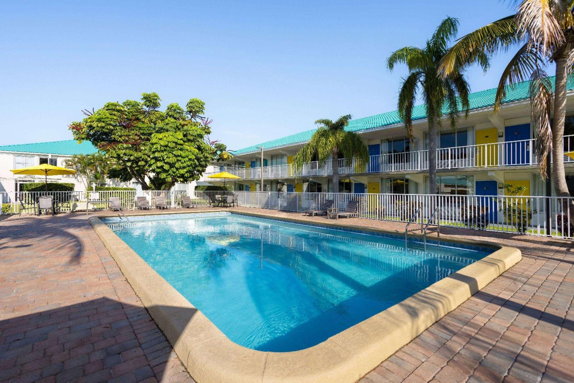 Days Inn By Wyndham Fort Pierce Midtown Exterior photo