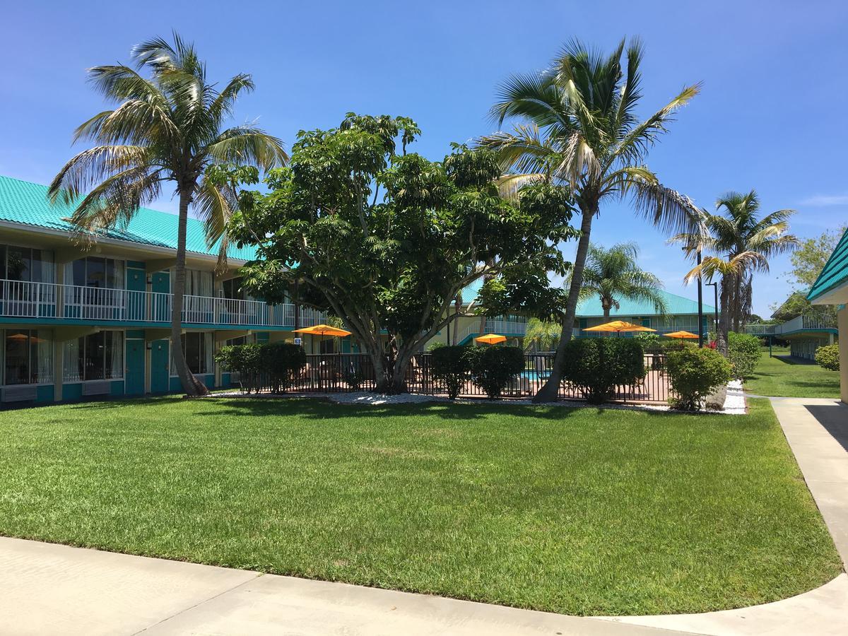 Days Inn By Wyndham Fort Pierce Midtown Exterior photo